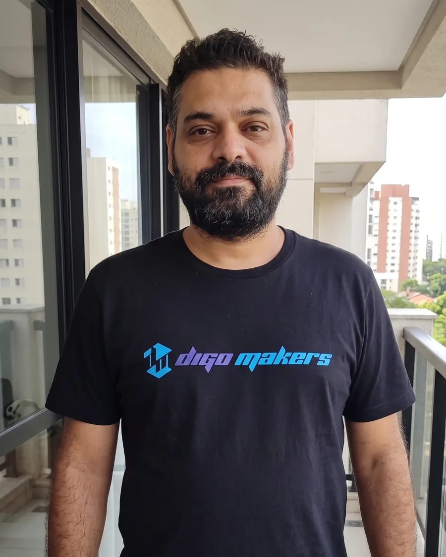Rodrigo Henrique de Souza, da Digo Makers, em pé numa varanda com a cidade ao fundo